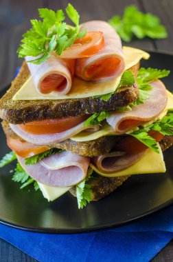 Büyük sandviç sosis ve peynir ile