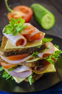 Büyük sandviç sosis ve peynir ile