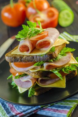 Büyük sandviç sosis ve peynir ile