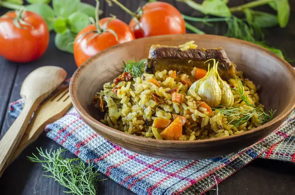 Pilaf en bandeja con carne y especias — Foto de Stock