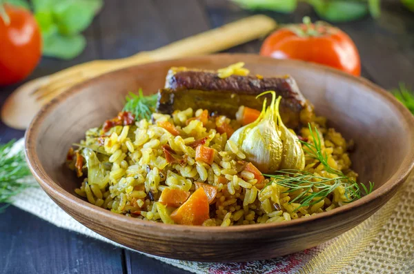 Pilaf en bandeja con carne y especias — Foto de Stock