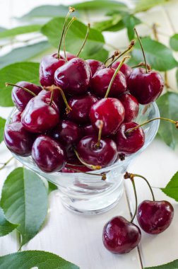 Bir cam vazo ve bir kavanoz olgun kestane kiraz