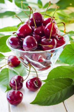 Bir cam vazo ve bir kavanoz olgun kestane kiraz