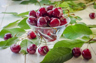 Bir cam vazo ve bir kavanoz olgun kestane kiraz