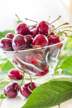 Bir cam vazo ve bir kavanoz olgun kestane kiraz