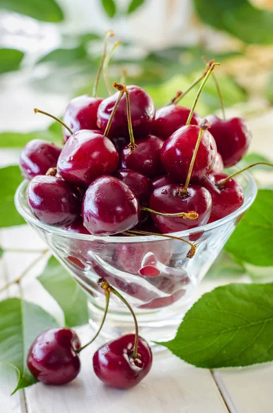 Bir cam vazo ve bir kavanoz olgun kestane kiraz