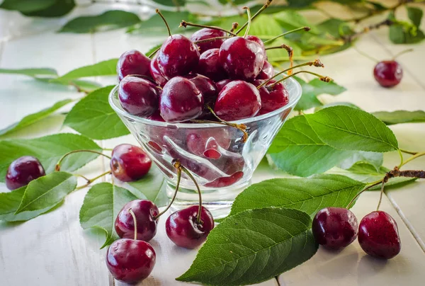 Bir cam vazo ve bir kavanoz olgun kestane kiraz