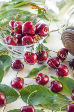 Bir cam vazo ve bir kavanoz olgun kestane kiraz