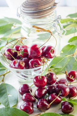 Bir cam vazo ve bir kavanoz olgun kestane kiraz