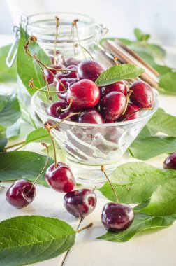 Bir cam vazo ve bir kavanoz olgun kestane kiraz