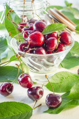 Bir cam vazo ve bir kavanoz olgun kestane kiraz