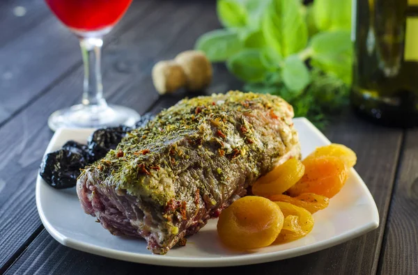 Fleisch mit getrockneten Aprikosen und Pflaumen — Stockfoto