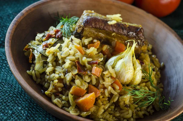 Pilaf en bandeja con carne y especias —  Fotos de Stock