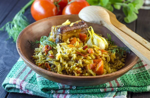 Pilaf en bandeja con carne y especias —  Fotos de Stock