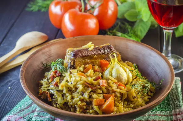 Pilaf en bandeja con carne y especias —  Fotos de Stock