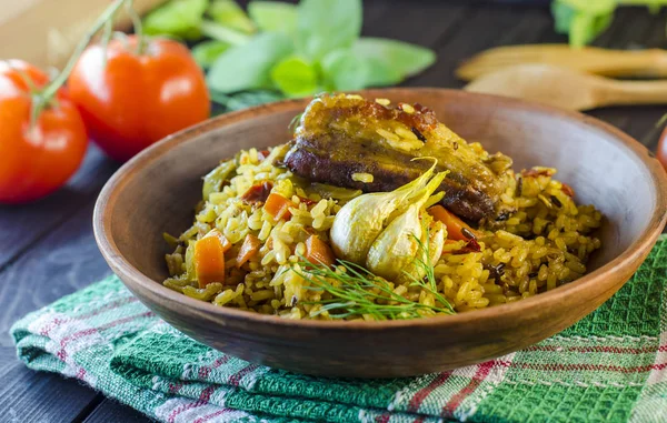 Pilaf en bandeja con carne y especias —  Fotos de Stock