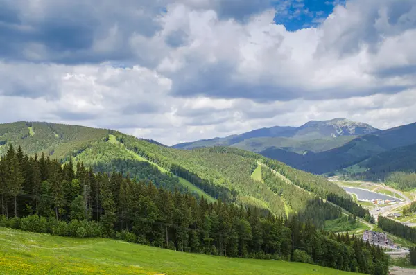 Yazın Karpat Dağları