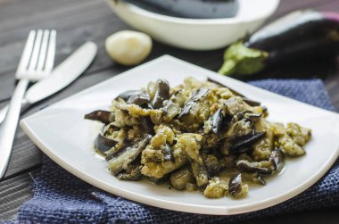 sarımsaklı kızarmış patlıcan