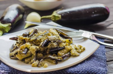 sarımsaklı kızarmış patlıcan