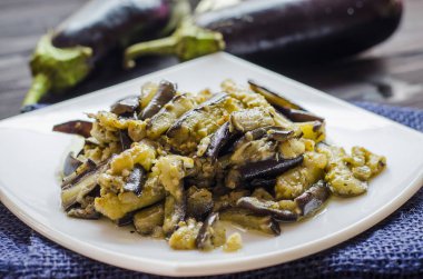 sarımsaklı kızarmış patlıcan