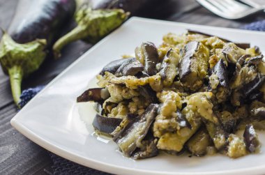 sarımsaklı kızarmış patlıcan