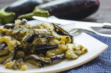 sarımsaklı kızarmış patlıcan