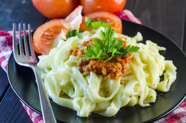 Pasta con carne picada y tomates — Foto de Stock