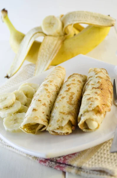 Блины с творогом и бананом — стоковое фото