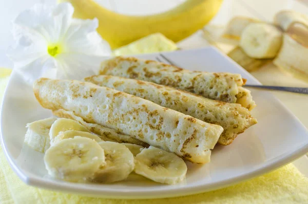 Pannkakor med keso och banan — Stockfoto