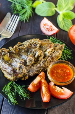 Domuz kaburga üzerinde bir fırında pişmiş