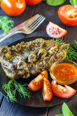 Domuz kaburga üzerinde bir fırında pişmiş