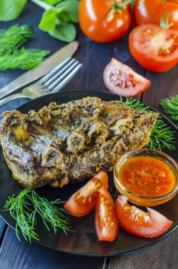 Domuz kaburga üzerinde bir fırında pişmiş