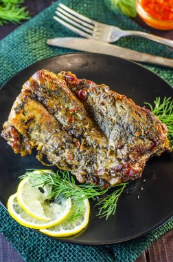 Domuz kaburga üzerinde bir fırında pişmiş