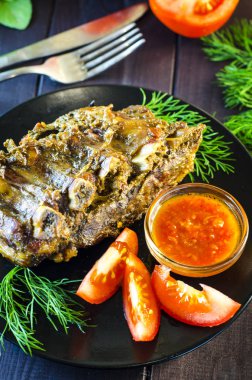 Domuz kaburga üzerinde bir fırında pişmiş