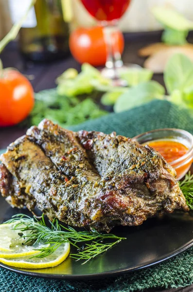 Domuz kaburga üzerinde bir fırında pişmiş