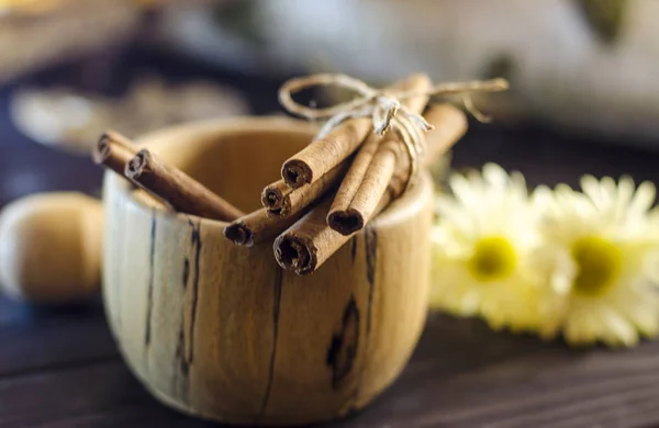 Especiarias, paus de canela na mesa — Fotografia de Stock