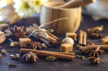 Masanın üzerinde farklı baharatlar