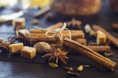 Masanın üzerinde farklı baharatlar