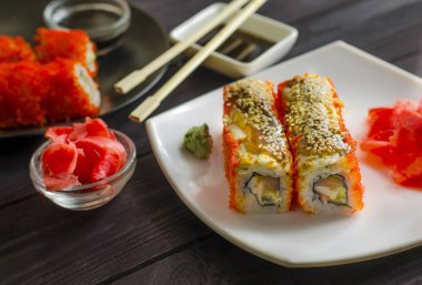 suşi rulo ile yılan balığı