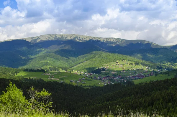 Montañas Cárpatas en verano — Foto de Stock