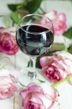 şarap ve çiçekler