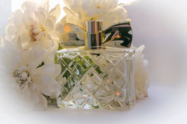 parfüm ve beyaz çiçekler