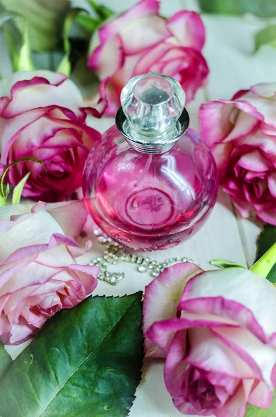 Perfume femenino floral — Foto de Stock