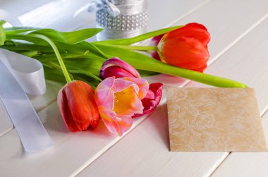 laleler ve tebrik kartı 