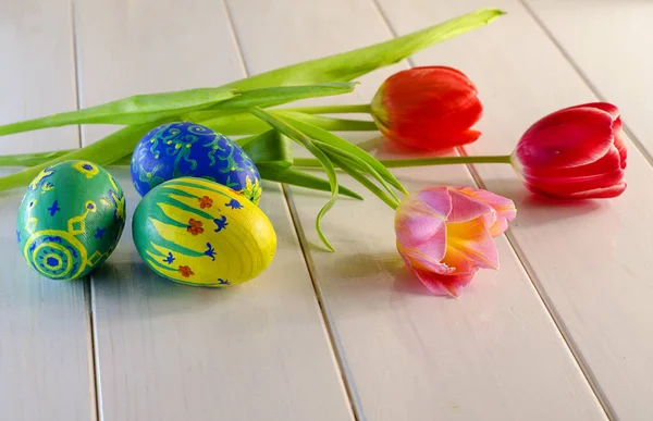 Ovos de Páscoa e tulipas — Fotografia de Stock