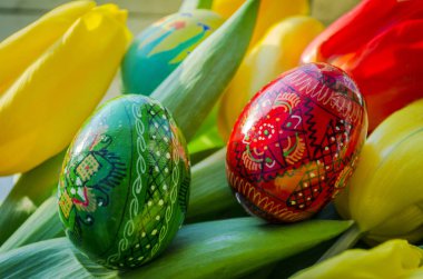 Paskalya yumurtaları ve laleler