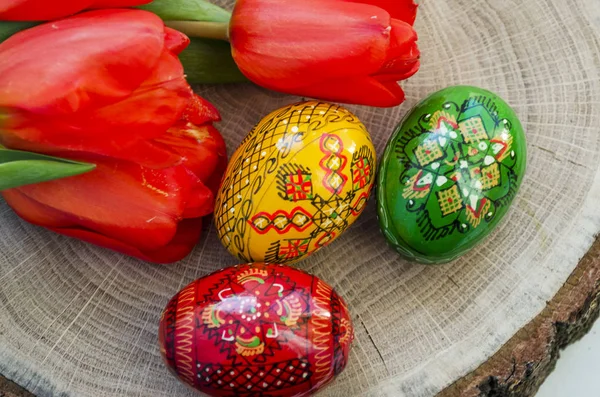 Ovos de Páscoa e tulipas — Fotografia de Stock