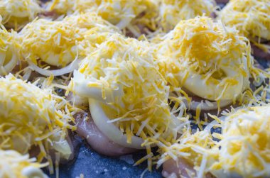 çiğ tavuk isteka topu ile ananas soğan ve peynir bir fırın tepsisine