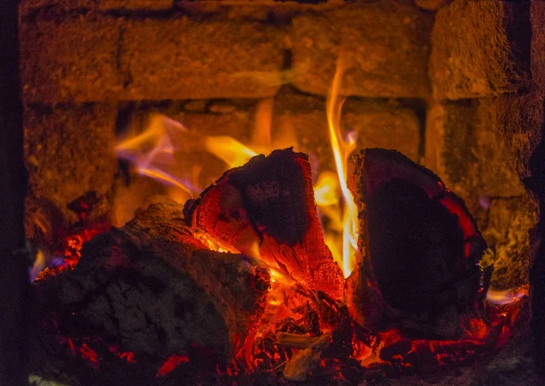 Burning fire in the fireplace — Stock Photo, Image