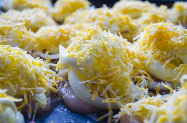 çiğ tavuk isteka topu ile ananas soğan ve peynir bir fırın tepsisine